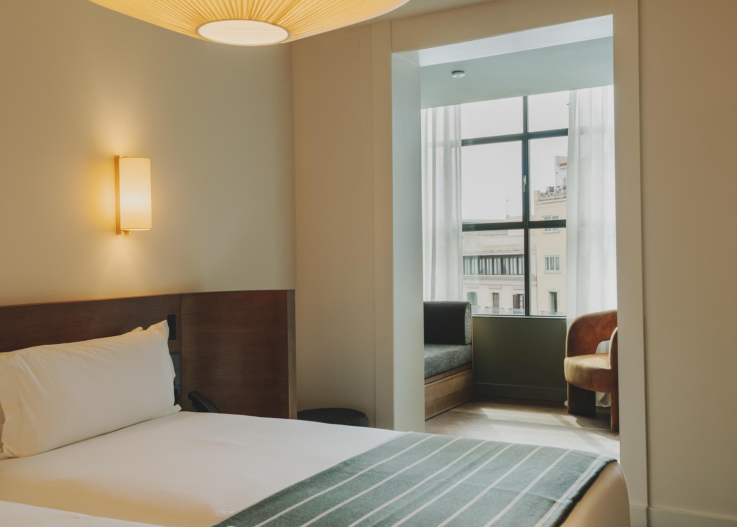 Ylelliset vuodevaatteet, minibaari, tallelokero huoneessa, työpöytä