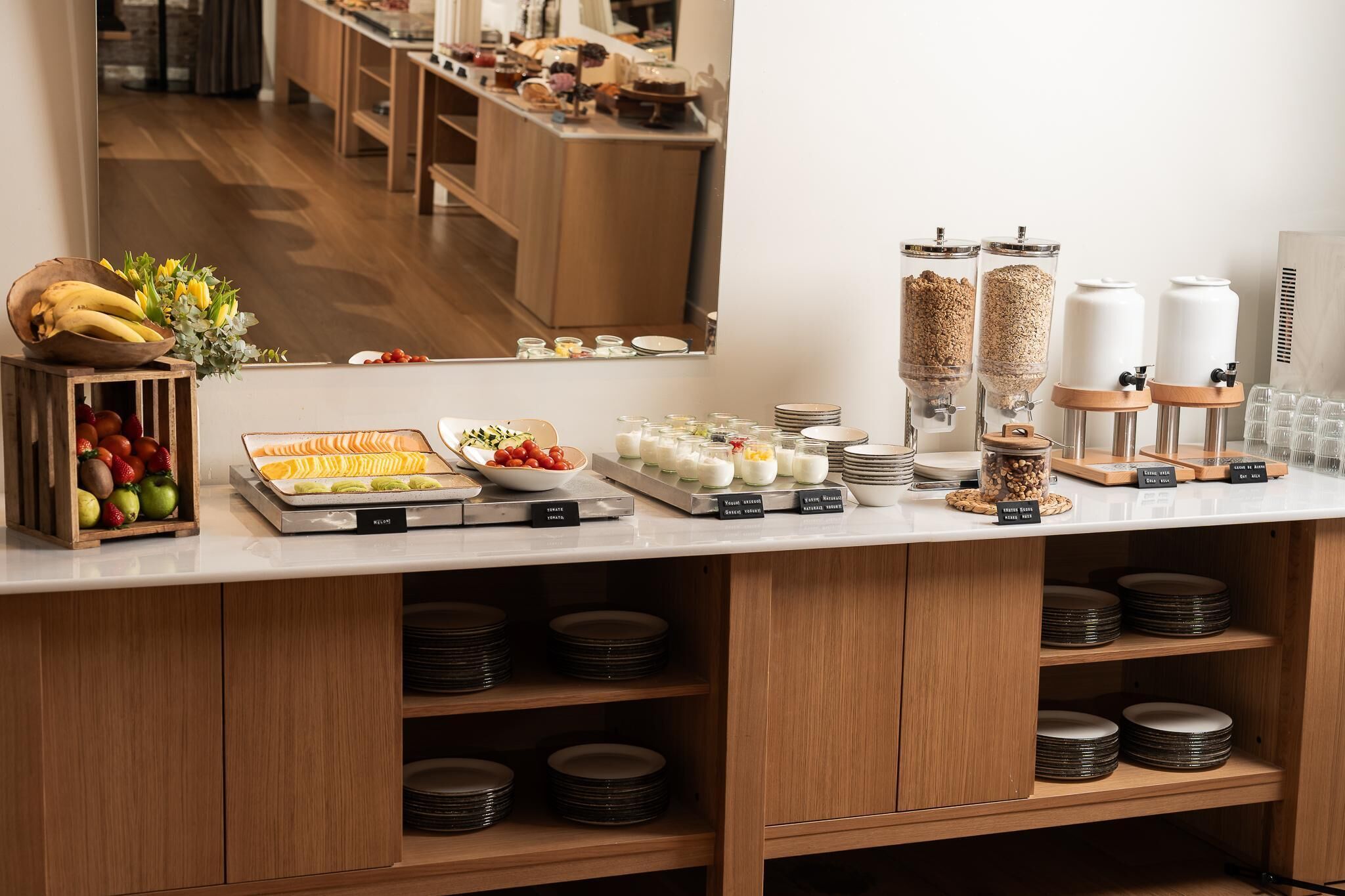 Ein reichhaltiges Buffet mit verschiedenen Speisen und Getränkespendern.