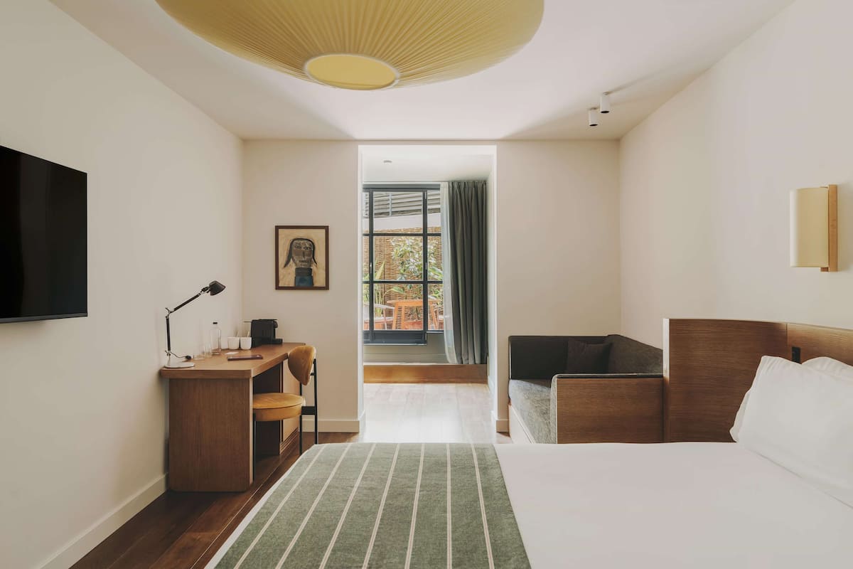 Luxe beddengoed, een minibar, een kluis op de kamer, een bureau