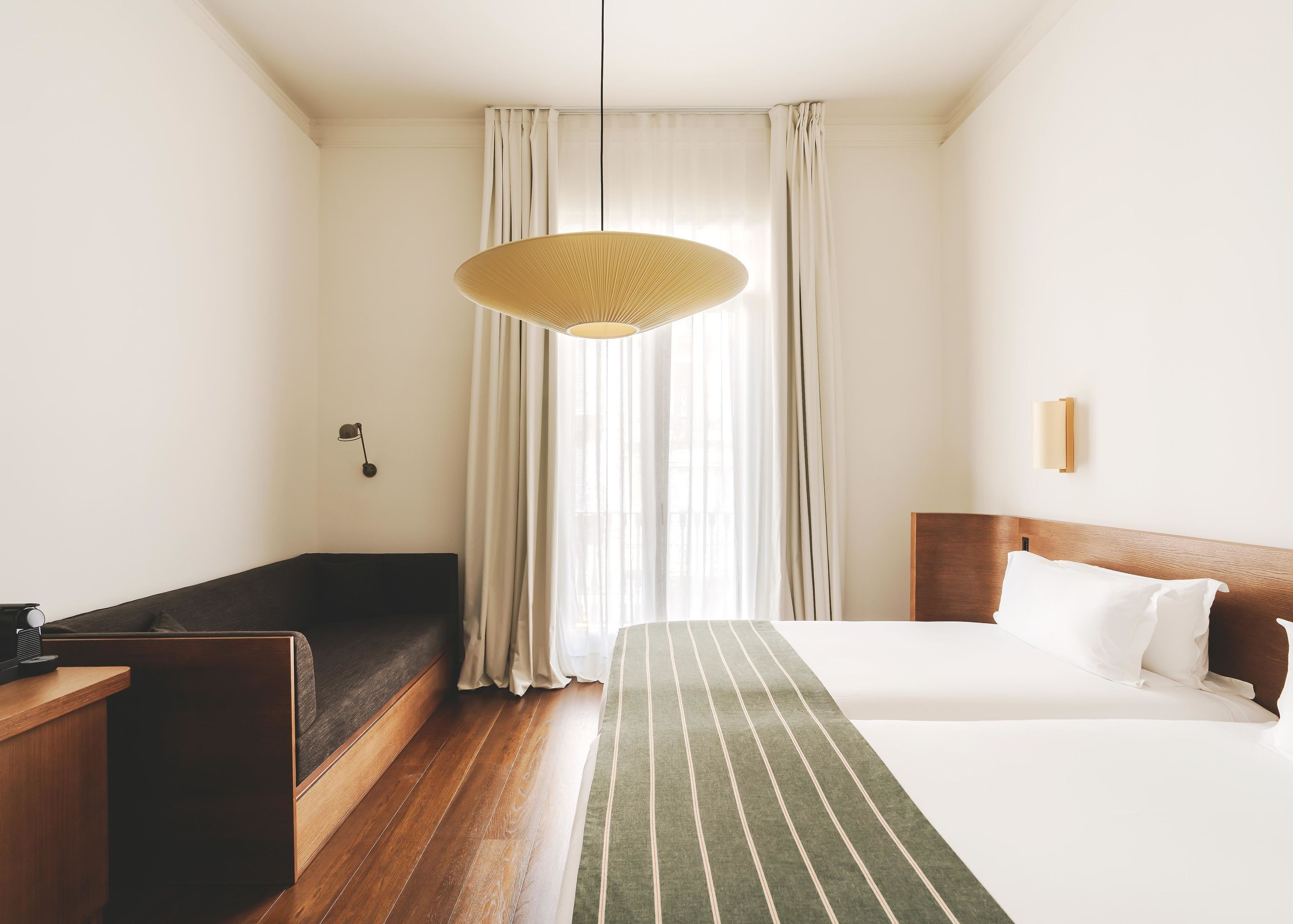 Ylelliset vuodevaatteet, minibaari, tallelokero huoneessa, työpöytä