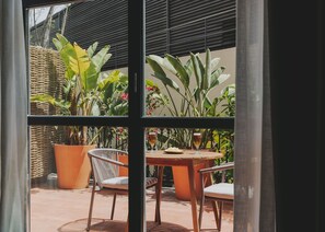 Outdoor dining - Hotel Regina Barcelona (Barcelona)