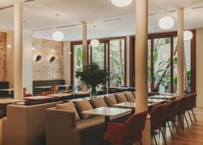 Tägliches Frühstücksbuffet (22 EUR pro Person)