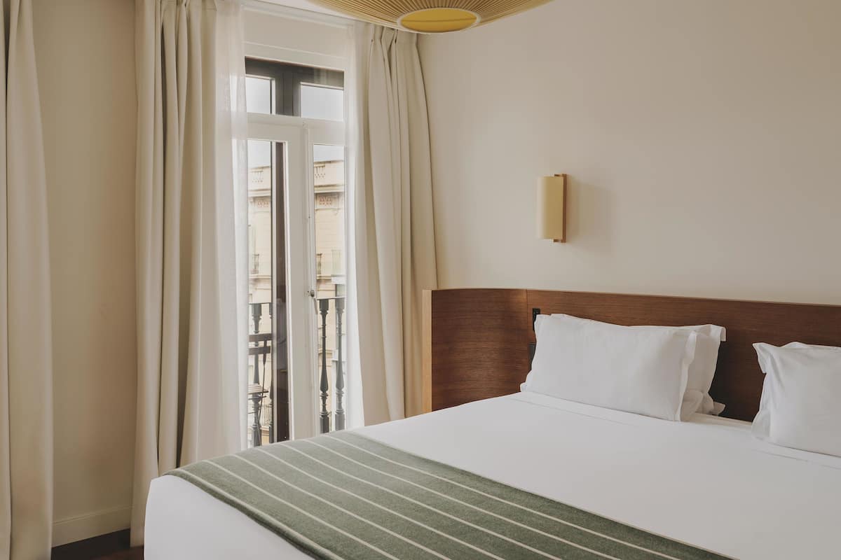 Sengetøy av topp kvalitet, minibar, safe på rommet og skrivebord