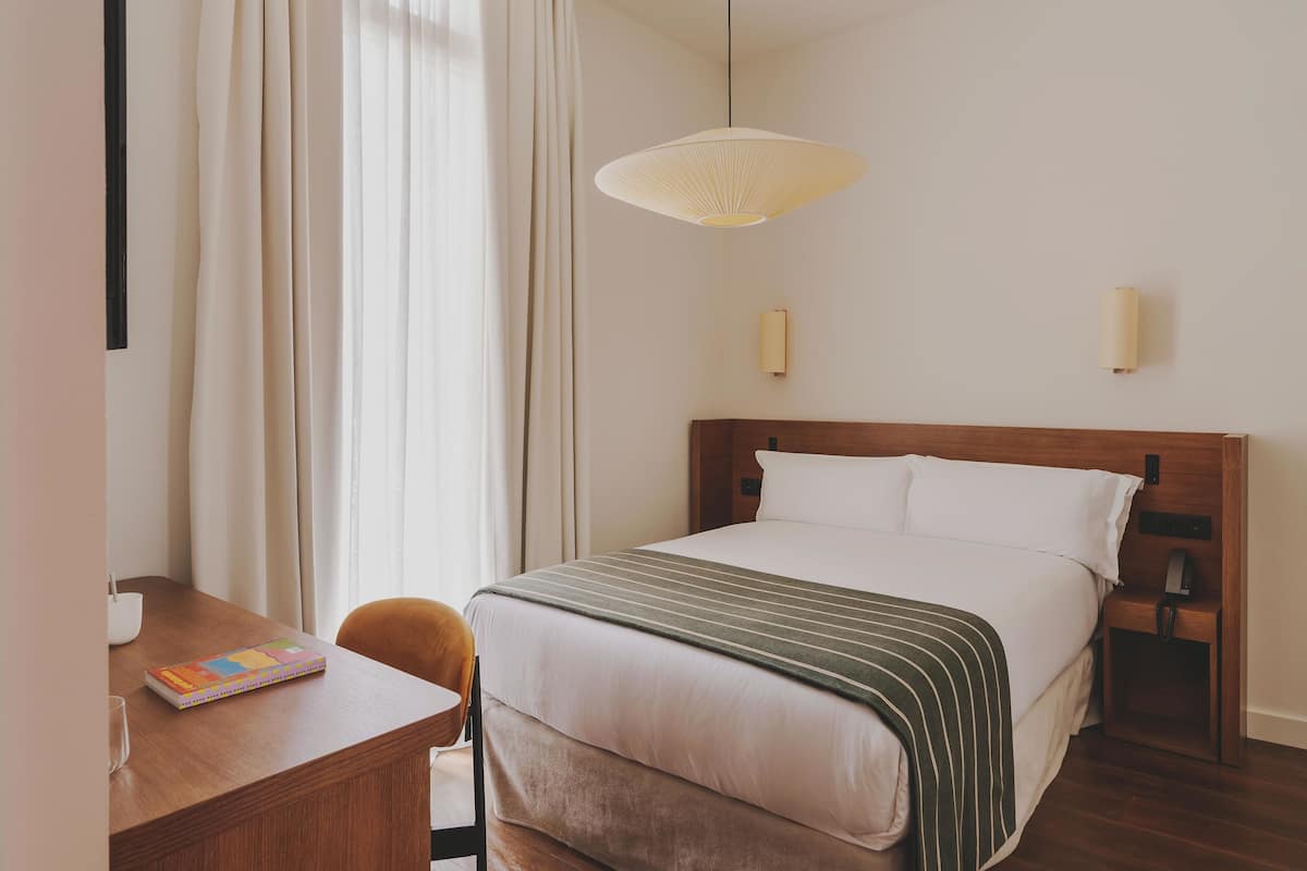 Enkeltrom | Sengetøy av topp kvalitet, minibar, safe på rommet og skrivebord