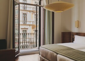 Roupas de cama premium, frigobar, cofres nos quartos, escrivaninha