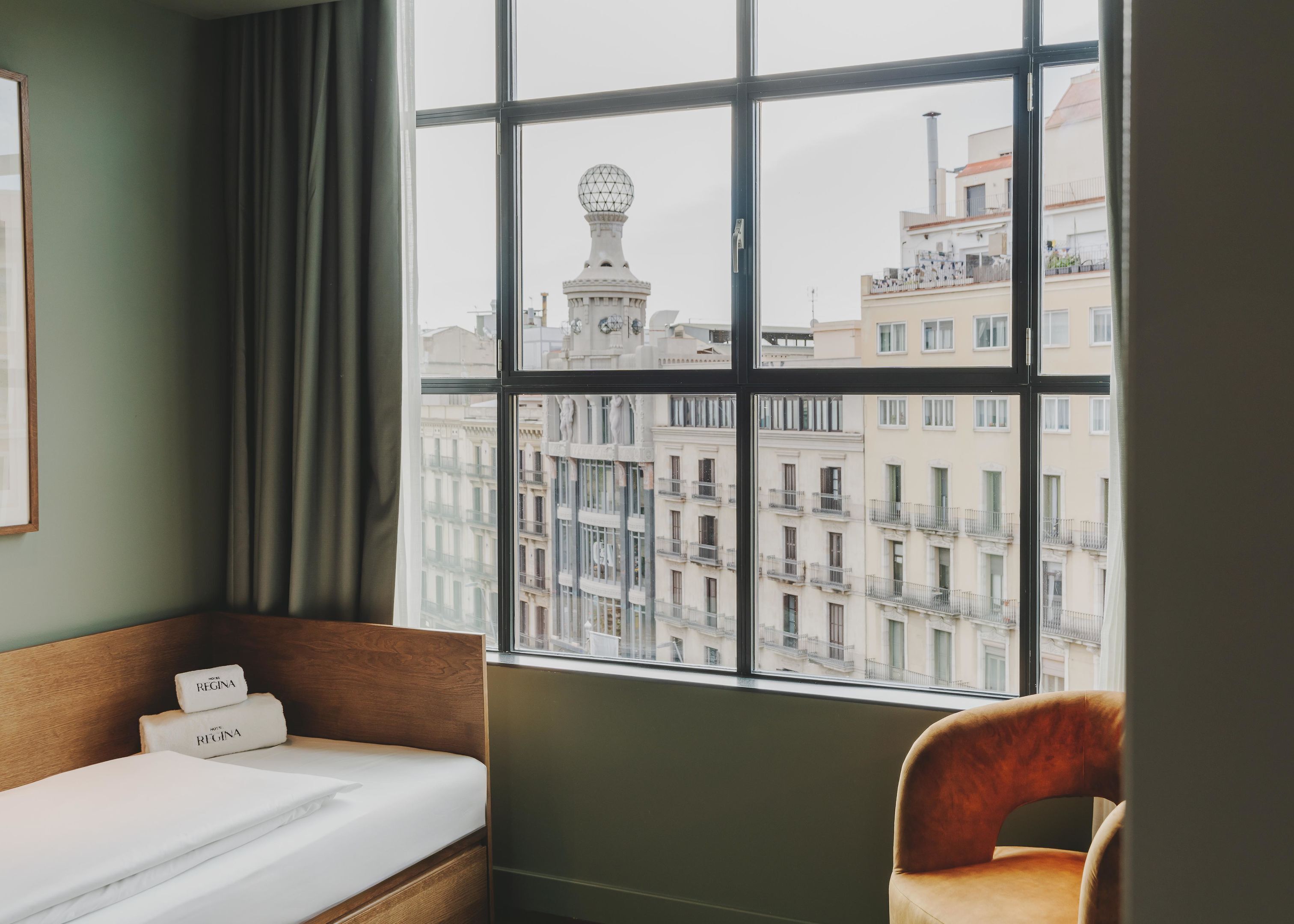Ropa de cama de alta calidad, minibar, caja fuerte y escritorio