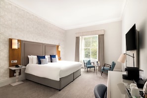 Chambre Prestige, 1 trĂšs grand lit | 1 chambre, coffre-fort, bureau, fer et planche Ă repasser
