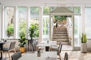 Se sirven cenas y cocina local; con vista al jardín