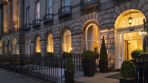 A historic building with arched windows and a black iron fence. - voco Edinburgh - Royal Terrace by IHG (Edinburgh)
