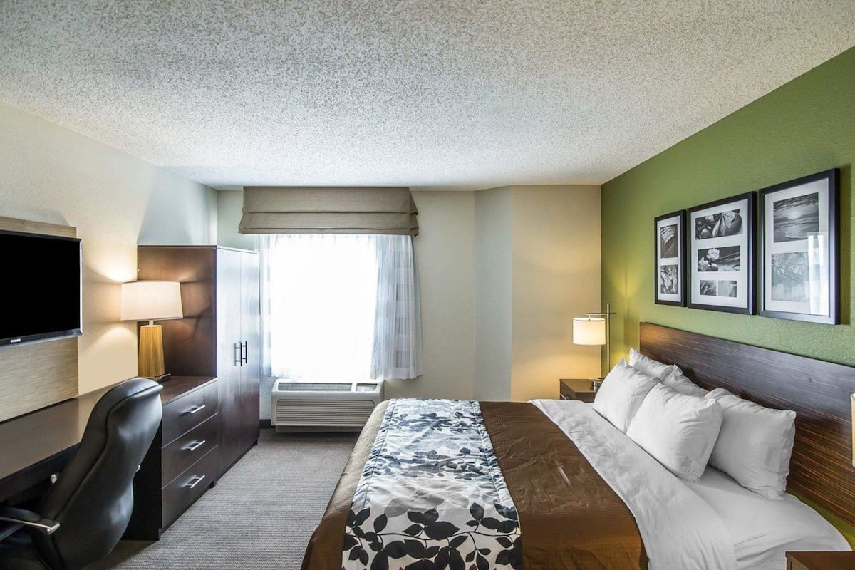 suite, non smoking | desk, iron/ironing board, free wifi, bed sheets