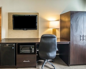 Habitación estándar, 1 cama King size, para no fumadores | Escritorio, tabla de planchar con plancha, wifi gratis y ropa de cama