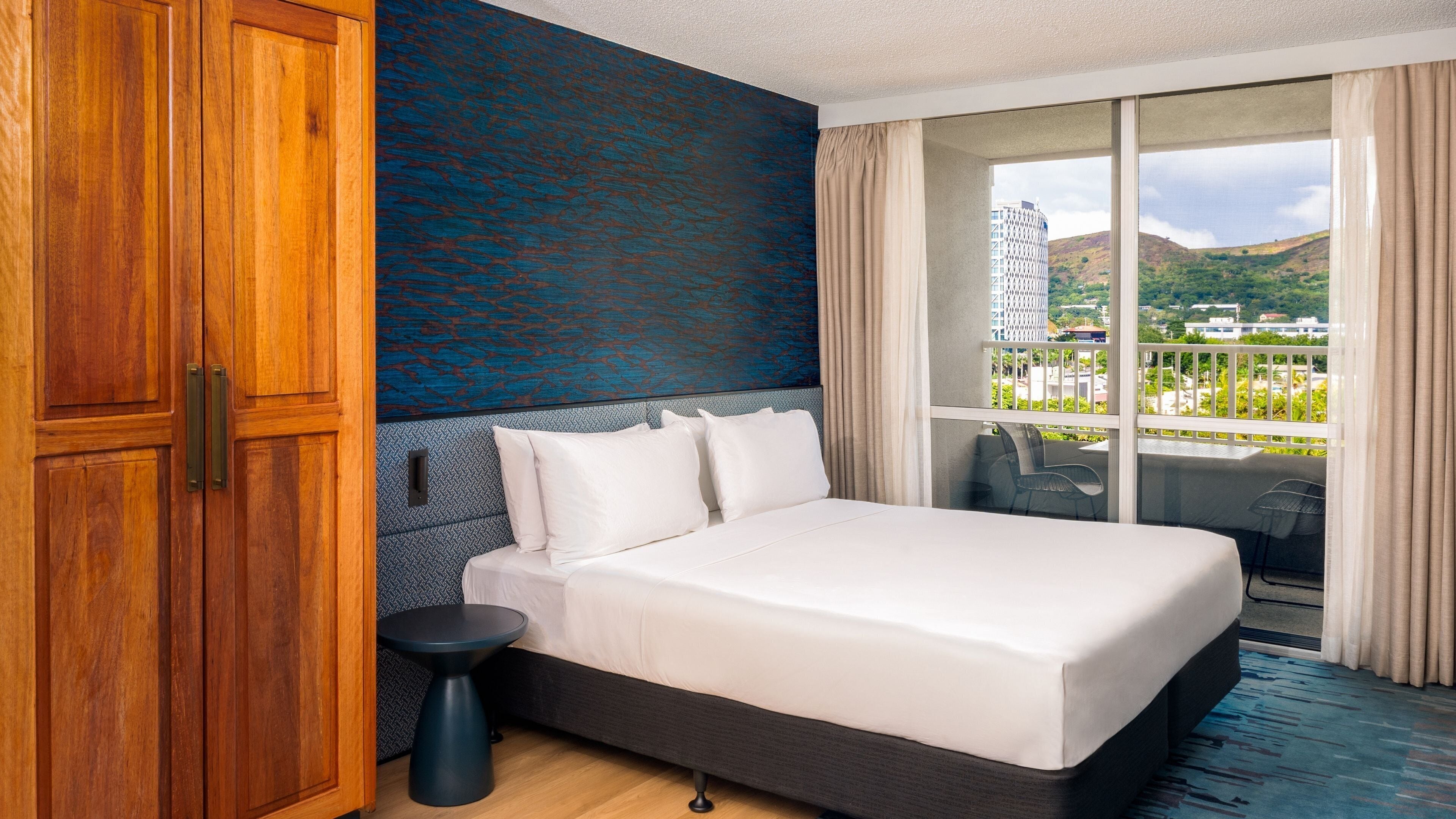 Suite, 1 cama de matrimonio grande, balcón, vistas a la piscina | Ropa de cama de alta calidad, colchones Tempur-Pedic, caja fuerte