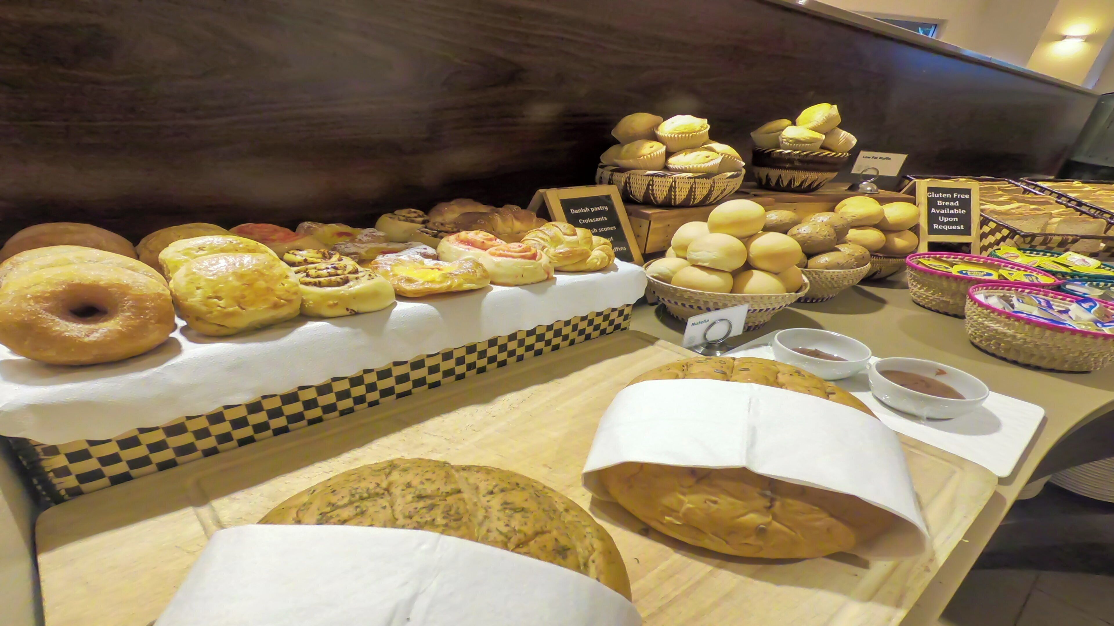 daily buffet breakfast (pgk 60 per person)