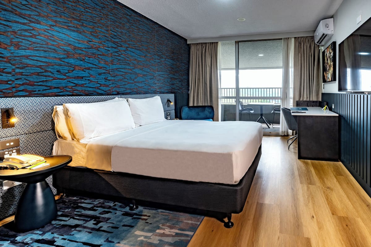 Standard Room, 1 Queen Bed, Balcony | 1 bedroom, premium bedding, Tempur-Pedic beds, in-room safe