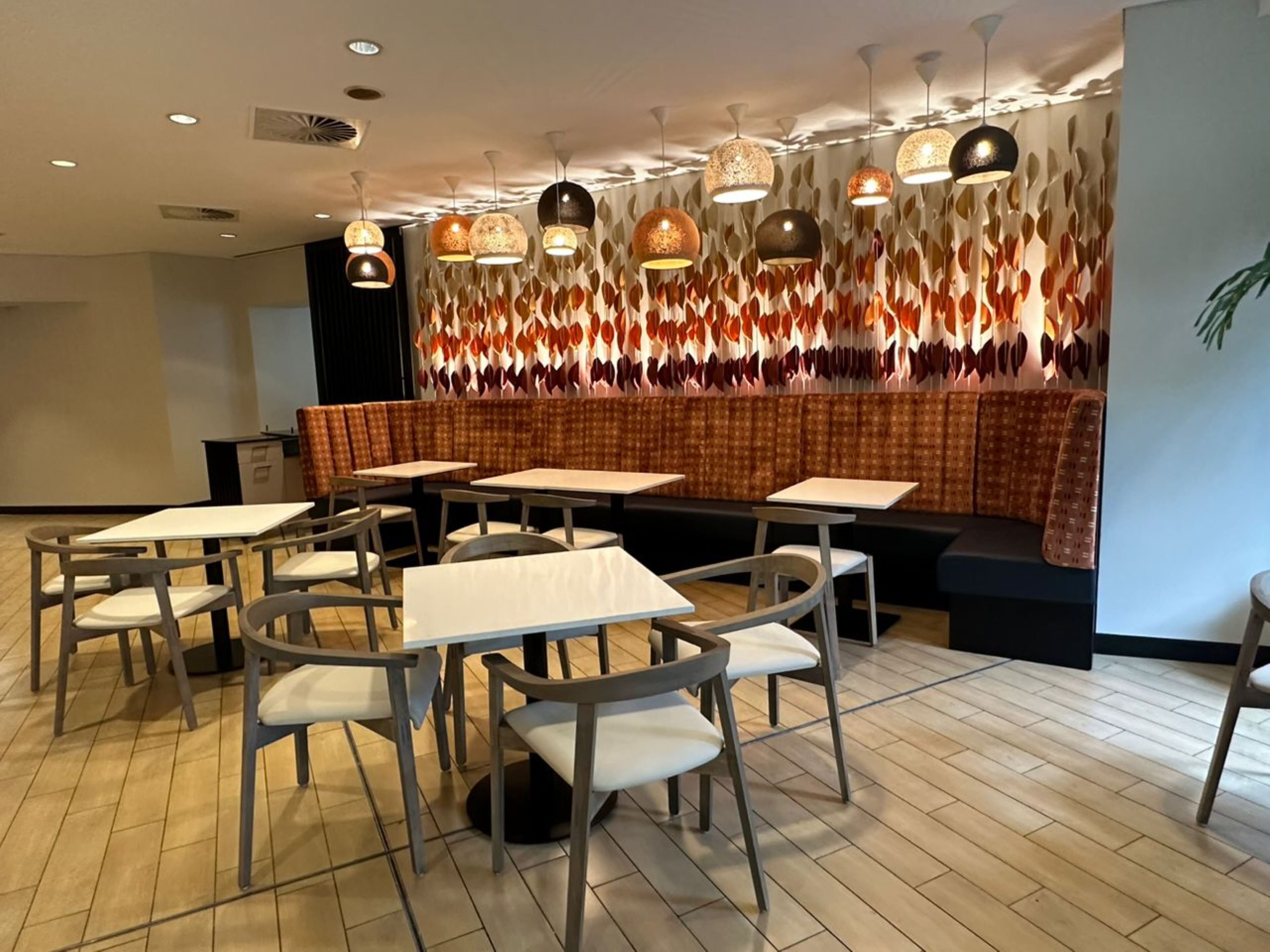 2 restaurants, breakfast, lunch, dinner served; international cuisine