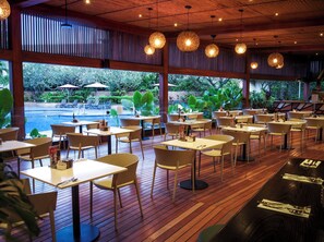 2 restaurantes; se sirven desayunos, comidas y cenas