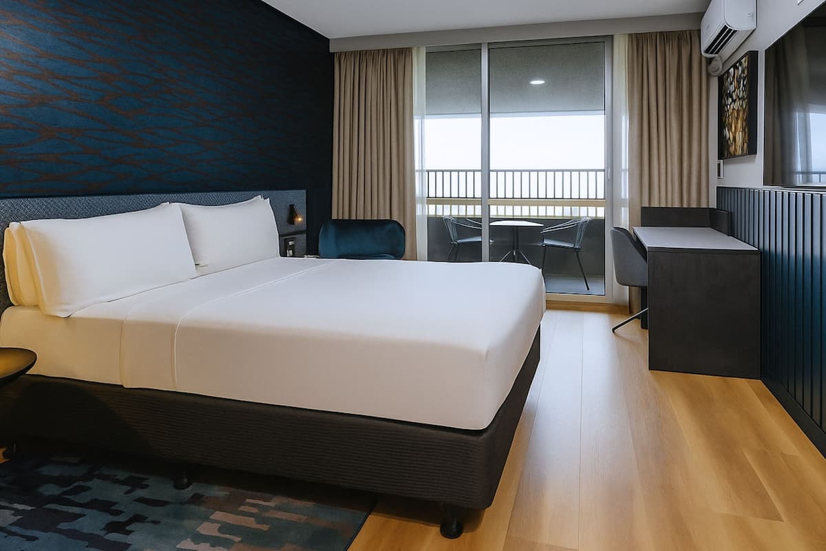 Standard Room, 1 Queen Bed, Balcony | 1 bedroom, premium bedding, Tempur-Pedic beds, in-room safe