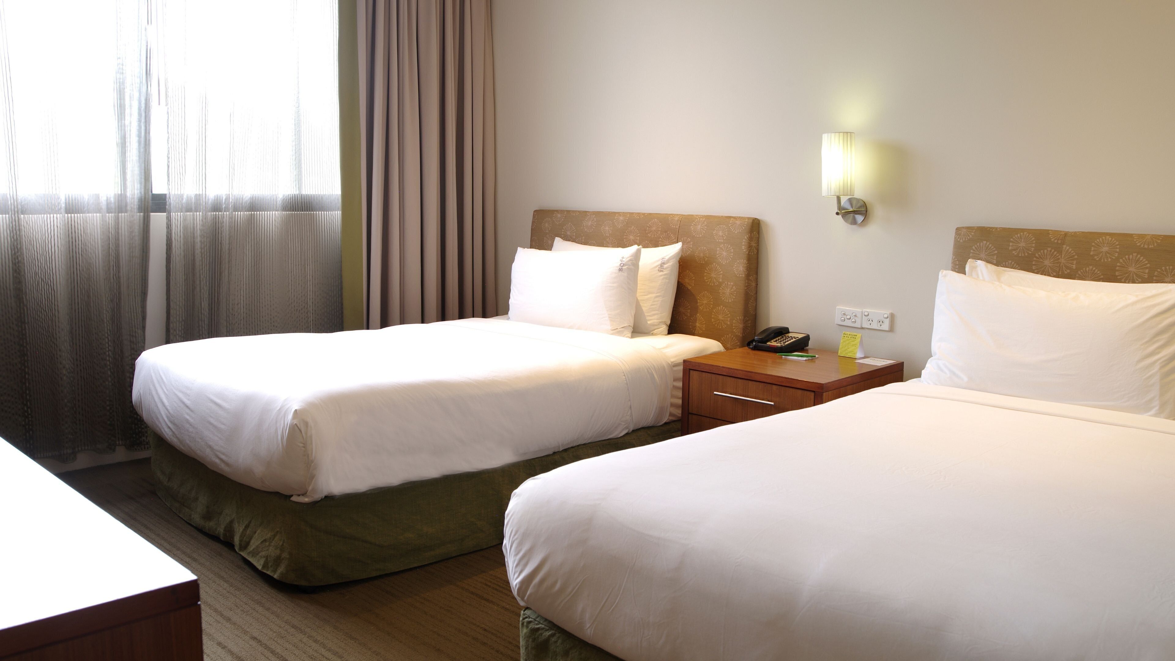 Suite, 2 camas dobles, balcón | Ropa de cama de alta calidad, colchones Tempur-Pedic, caja fuerte