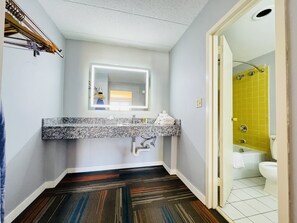Svit - 1 kingsize-säng med bäddsoffa | Badrum | Badkar/dusch, gratis toalettartiklar, hårtork och handdukar