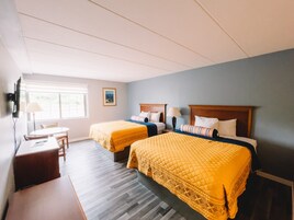 Escritorio, espacio para trabajar con laptop y cortinas blackout 