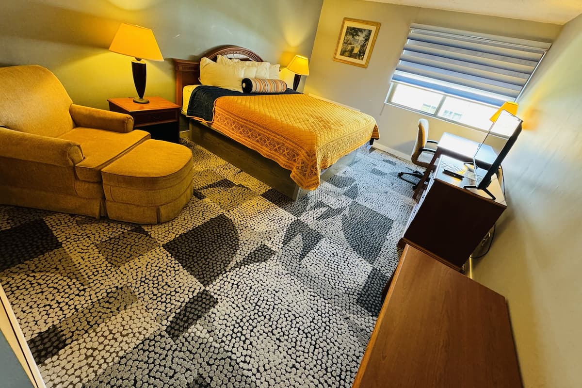 Suite, 1 King-Bett und Schlafsofa, Whirlpool | 1 Schlafzimmer, Schreibtisch, laptopgeeigneter Arbeitsplatz