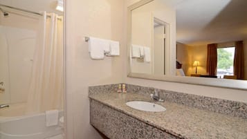 Combined shower/bathtub, rainfall showerhead, eco-friendly toiletries