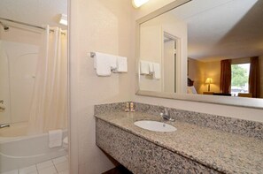 Combined shower/bathtub, rainfall showerhead, eco-friendly toiletries - Econo Lodge Panama City St. Andrews (Panama City)