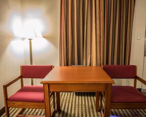 Desk, iron/ironing board, free cots/infant beds, rollaway beds - Econo Lodge Panama City St. Andrews (Panama City)