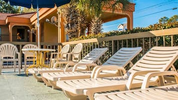 Una piscina al aire libre de temporada