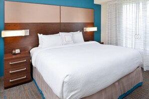 أغطية فراش متميزة وخزنة داخل الغرفة ومكتب وستائر تعتيم