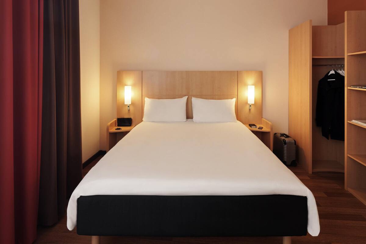 Hypo-allergenic bedding available, in-room safe, desk, laptop workspace
