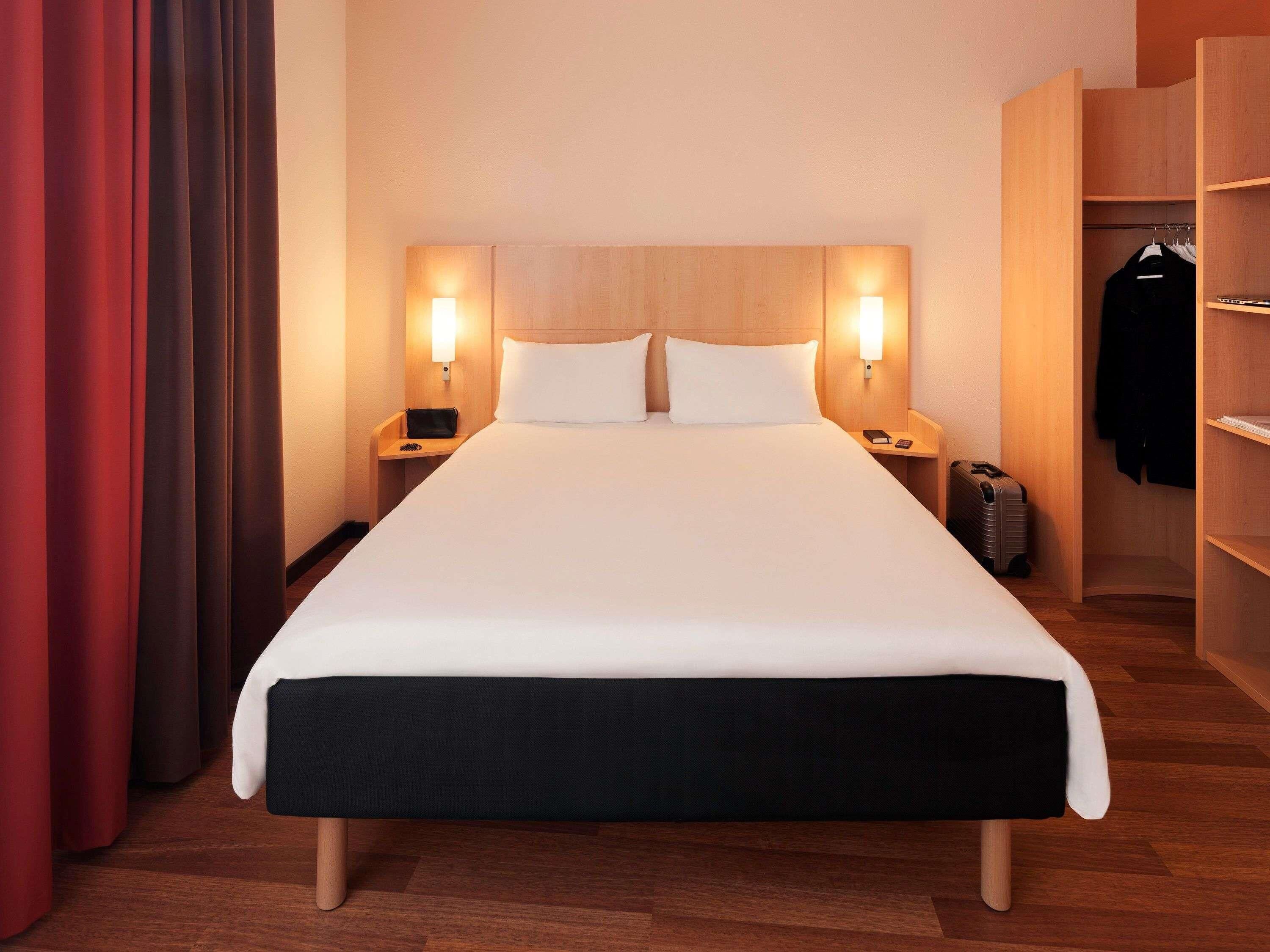 Hypo-allergenic bedding, in-room safe, desk, laptop workspace
