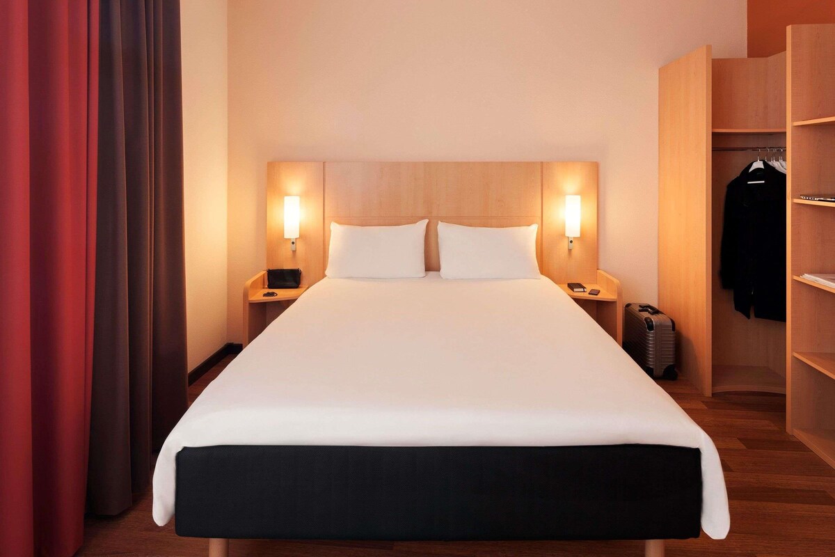 Hypo-allergenic bedding available, in-room safe, desk, laptop workspace