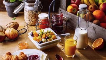 Se ofrece un desayuno bufé todos los días (por un coste adicional)