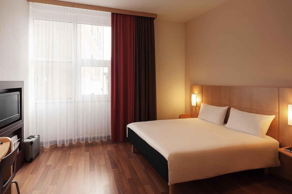 低過敏寢具、客房內保險箱、書桌、筆電工作空間