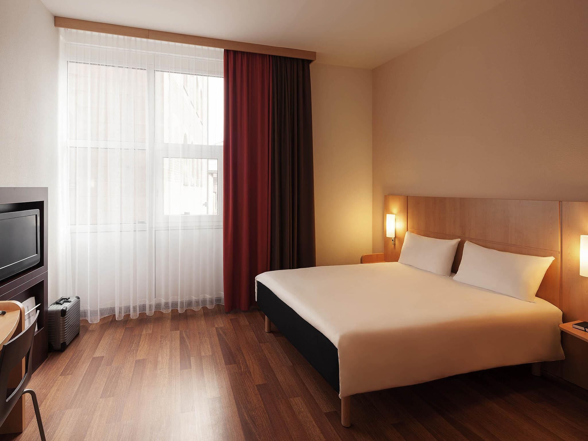 Double Room, Multiple Beds | Hypo-allergenic bedding, in-room safe, desk, laptop workspace
