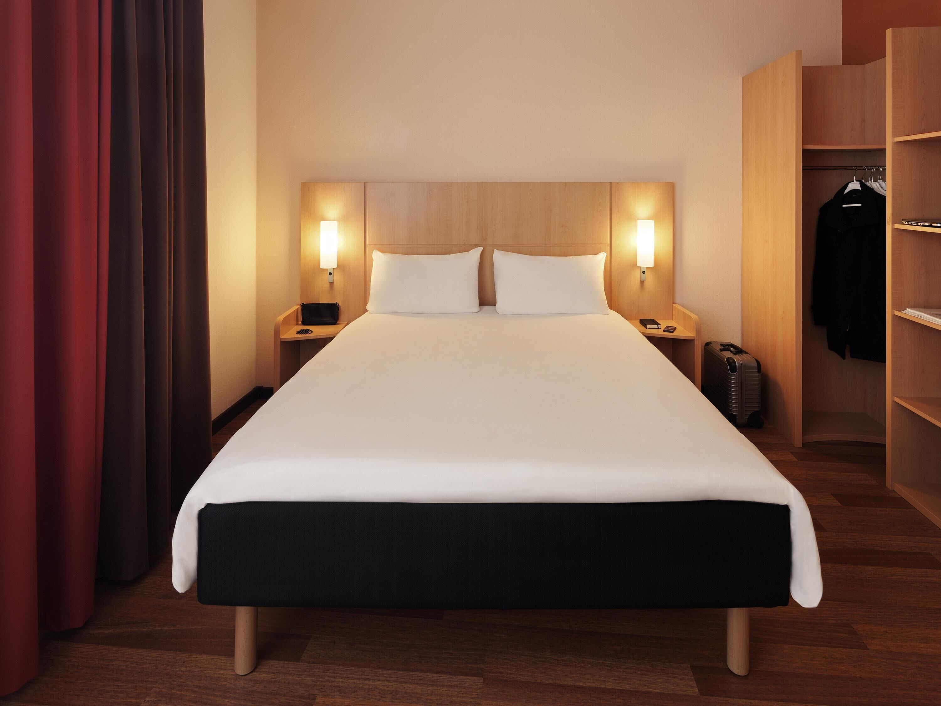 Hypo-allergenic bedding, in-room safe, desk, laptop workspace