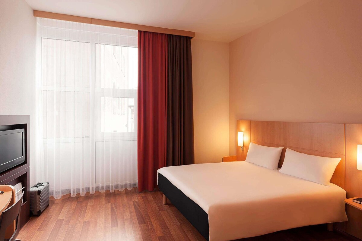 Hypo-allergenic bedding available, in-room safe, desk, laptop workspace