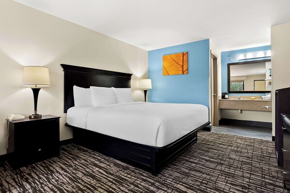 Standard Room, 1 King Bed, Non Smoking, Refrigerator & Microwave | 1 bedroom, desk, blackout drapes, iron/ironing board