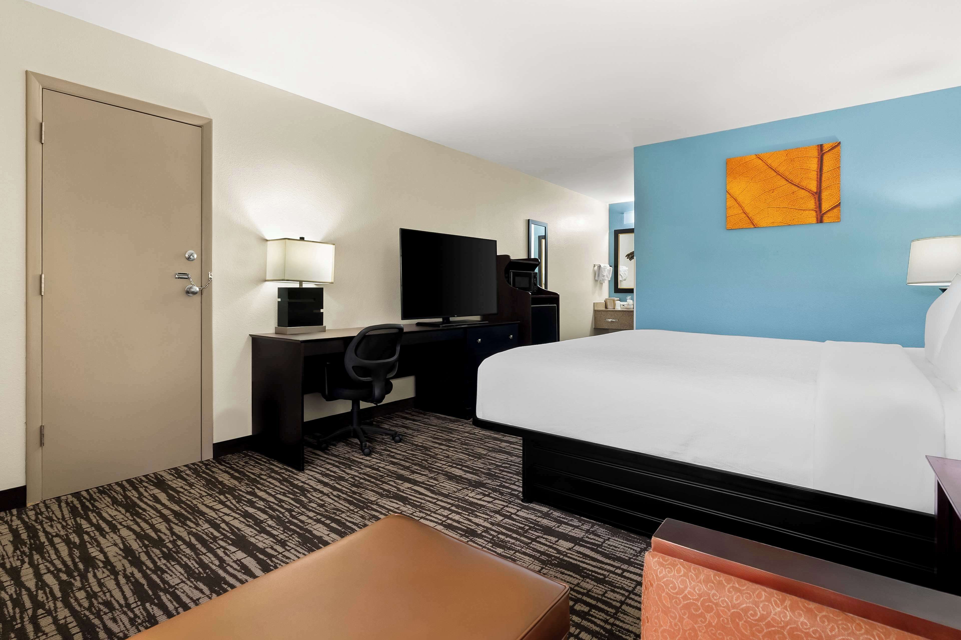 standard room, 1 king bed, accessible, refrigerator & microwave | 1 bedroom, desk, blackout curtains, iron/ironing board