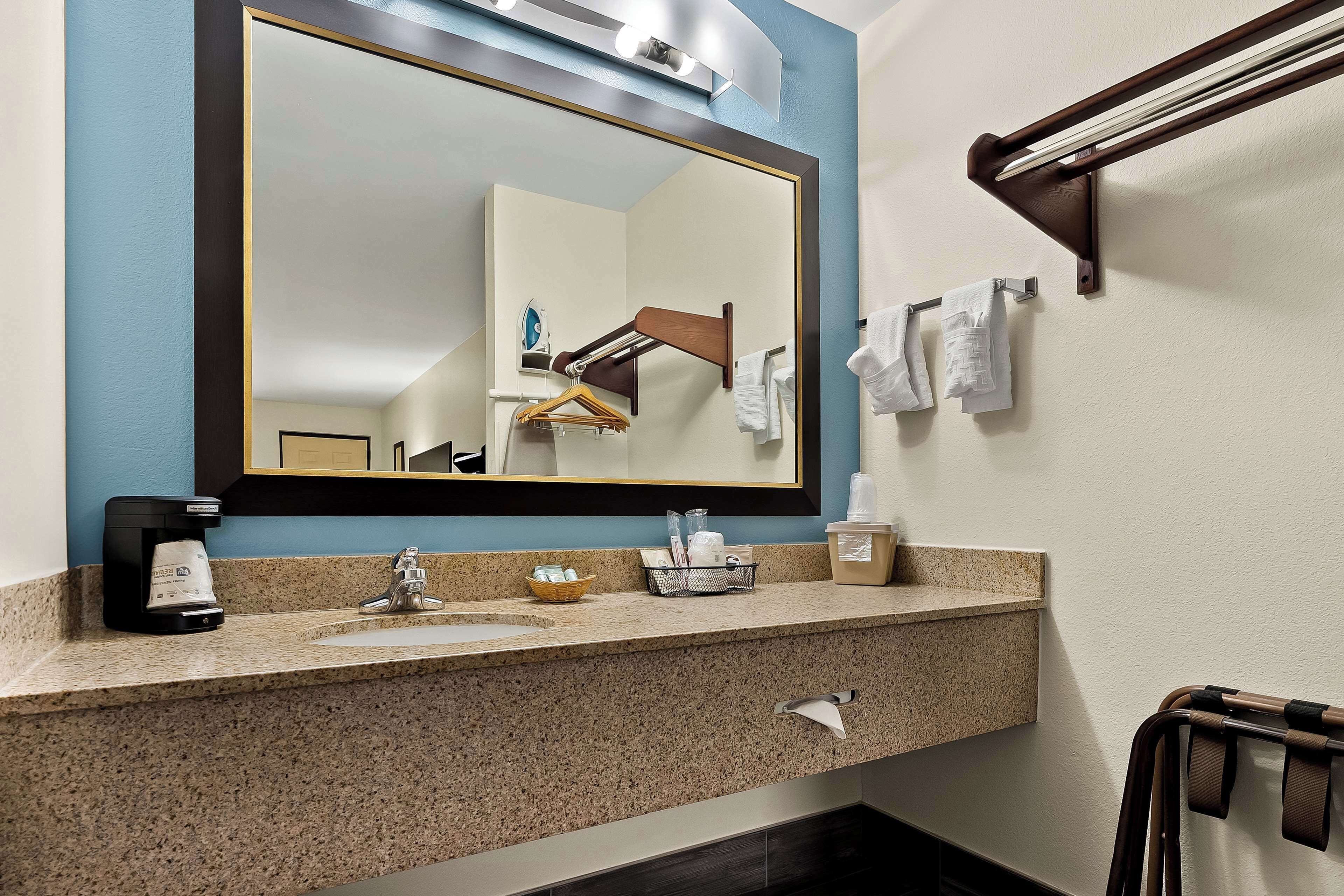 standard room, 1 king bed, non smoking, refrigerator & microwave | 1 bedroom, desk, blackout curtains, iron/ironing board