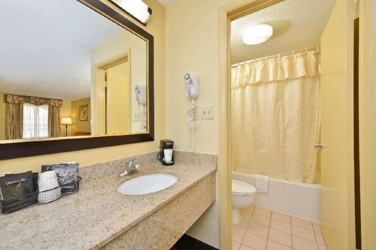 Bathroom | Combined shower/tub, eco-friendly toiletries, hair dryer, towels