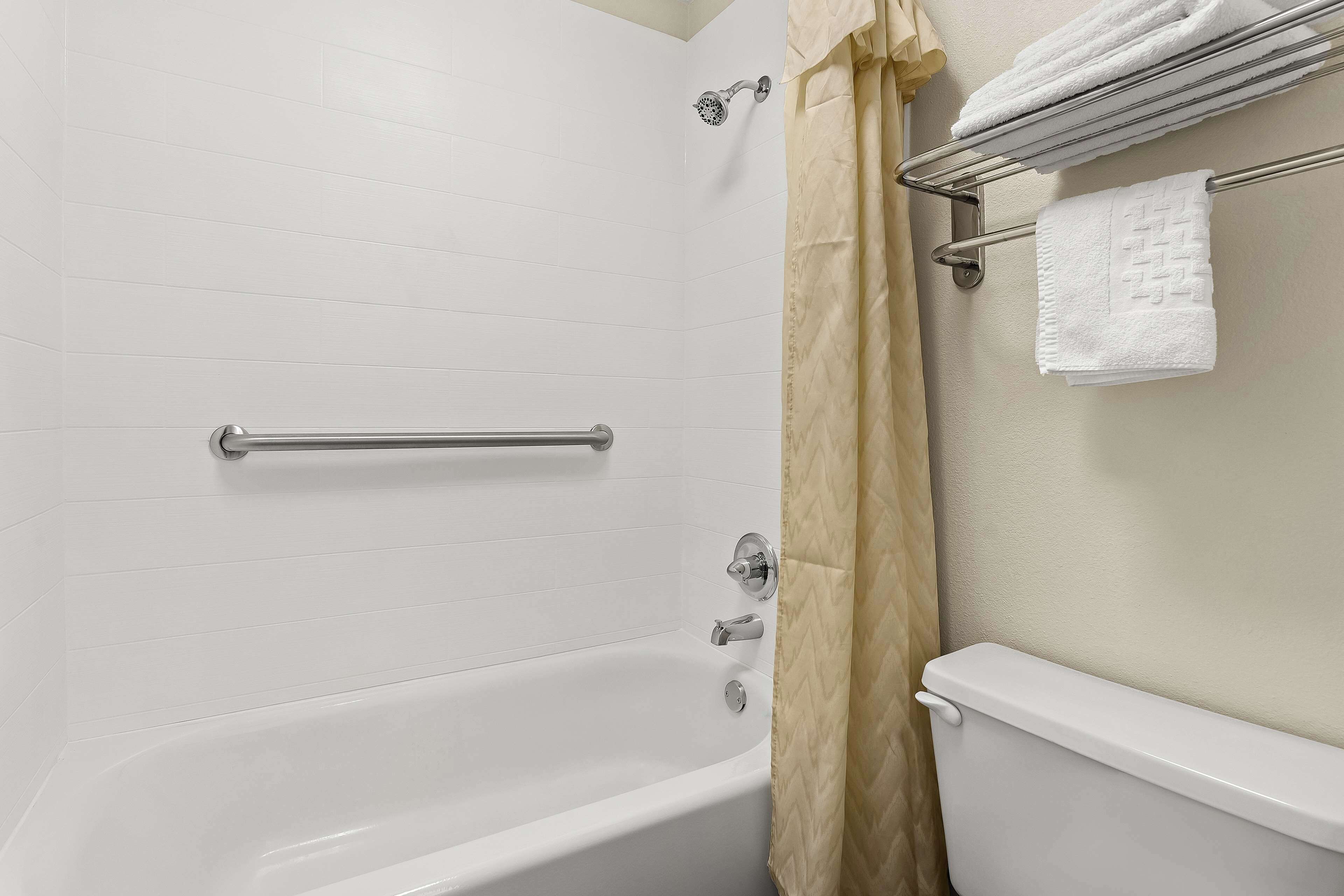 standard room, 1 king bed, non smoking, refrigerator & microwave | bathroom | combined shower/bathtub, eco-friendly toiletries, hair dryer, towels