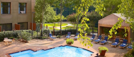 Piscine extérieure en saison