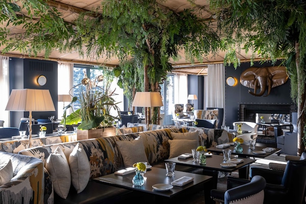 3 restaurants; breakfast, lunch, and dinner served