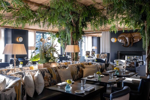 3 restaurants; breakfast, lunch and dinner served 