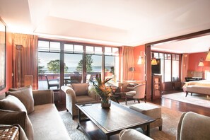 Minibar, brankas, tirai kedap cahaya, dan kedap suara