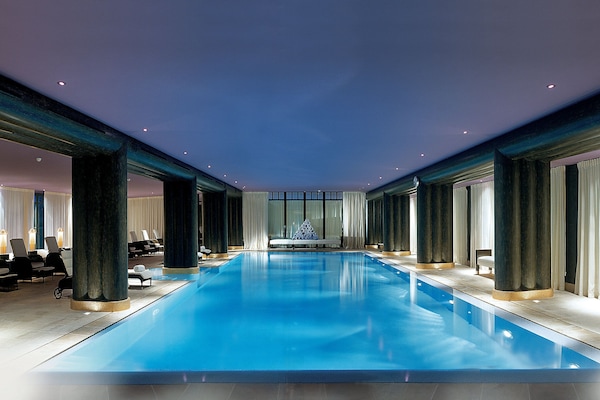 Piscine couverte, piscine extérieure (ouverte en saison)