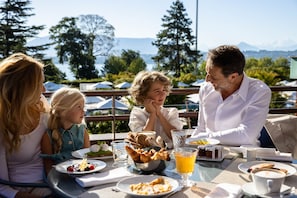 Daily full breakfast (CHF 55 per person)