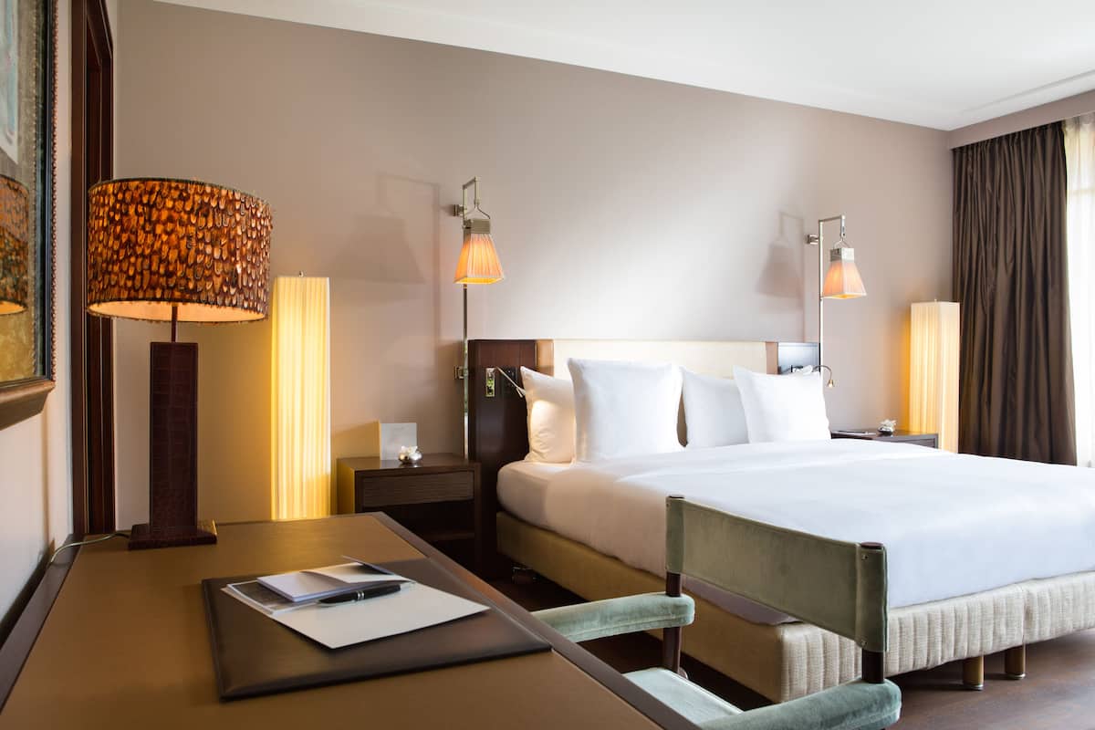 Deluxe Room, Park View | Minibar, in-room safe, blackout drapes, soundproofing